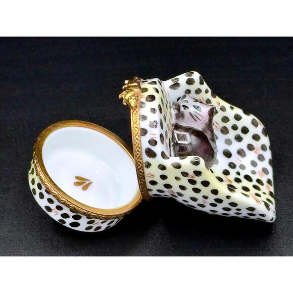 Limoges France Peint Main Cat on Leopard Chair Trinket Box w/ Mouse Clasp Signed - Picture 3 of 7